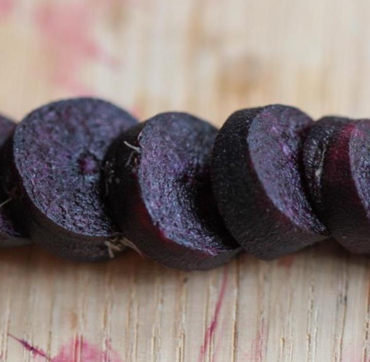 Daucus carota 'Pusa Asita Black' (C. O) - Cenoura roxa-enegrecida interior e exterior, Cenoura negra, Cenoura colorida